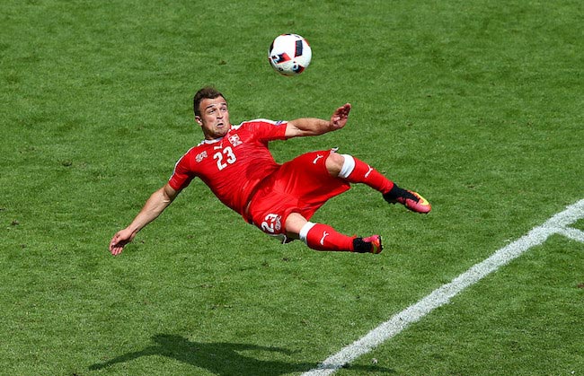 Xherdan Shaqiri strieľa legendárny gól svojej krajiny Švajčiarsko proti Poľsku počas EURO 2016 UEFA 25. júna 2016