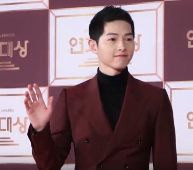 Sang Joong-ki set, mens han poserede for kameraet i 2016 KBS Drama Award