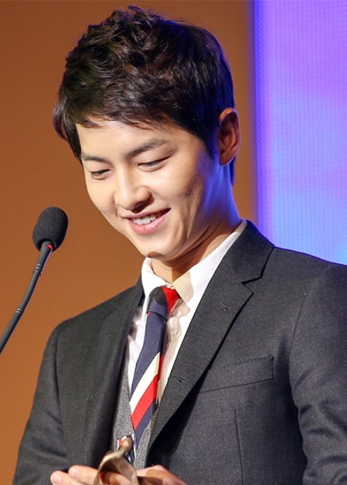 Song Joong-ki som set, mens han talte under en begivenhed i december 2012