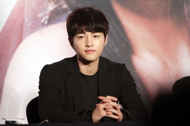 Το Song Joong-ki όπως φαίνεται σε μια φωτογραφία που τραβήχτηκε στην παρουσίαση παραγωγής «The Innocent Man» τον Σεπτέμβριο του 2012