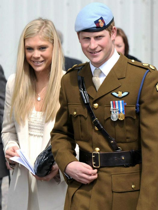 Prins Harry med Chelsy Davy ved en militær begivenhed i 2008