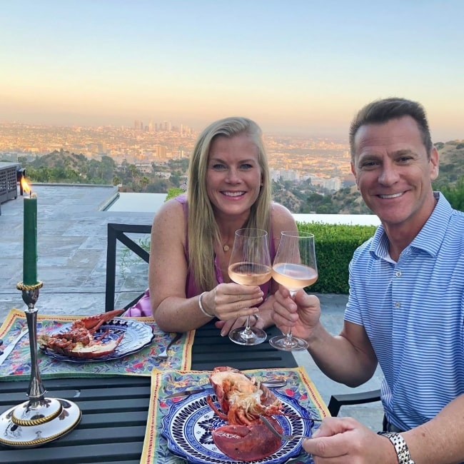 Alison Sweeney og hendes mand fejrer deres 20 -års jubilæum i deres egen baghave i juli 2020