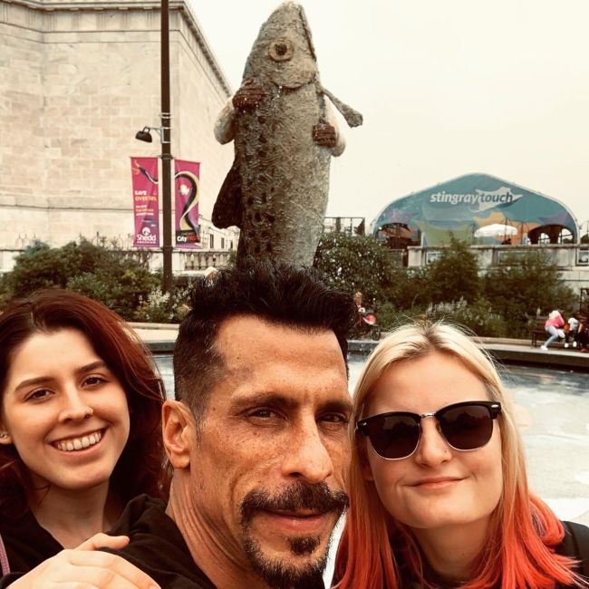 Danny ottaa selfien tyttäriensä Vegan ja Chancen kanssa Shedd Aquariumissa kesäkuussa 2019