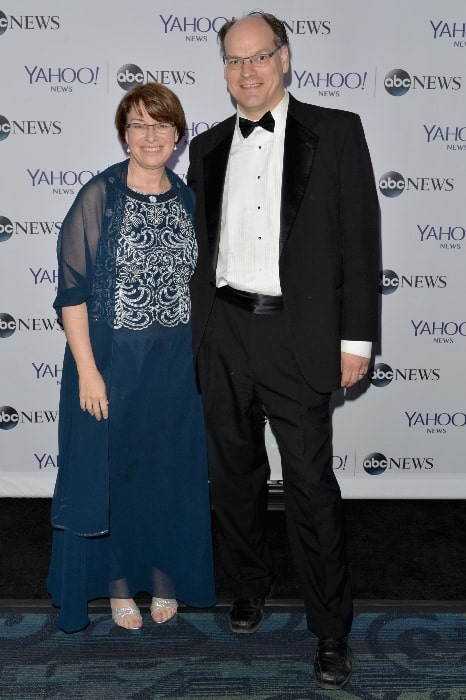 Amy Klobuchar ja John Bessler Yahoo News/ABCNewsin Valkoisen talon kirjeenvaihtajien illallisvastaanoton esijuhlissa Washington Hiltonissa 3. toukokuuta 2014 Washingtonissa