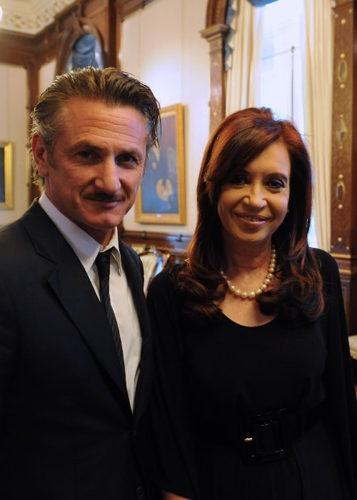 Sean Penn poseeraa Argentiinan entisen presidentin Cristina Fernándezin kanssa helmikuussa 2012