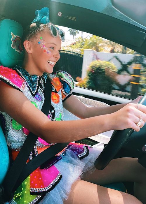 Jojo Siwa i aktion ved at køre bil i august 2020