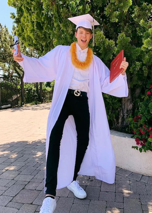 Carson Lueders κατά την αποφοίτηση από το λύκειο τον Ιούνιο του 2019