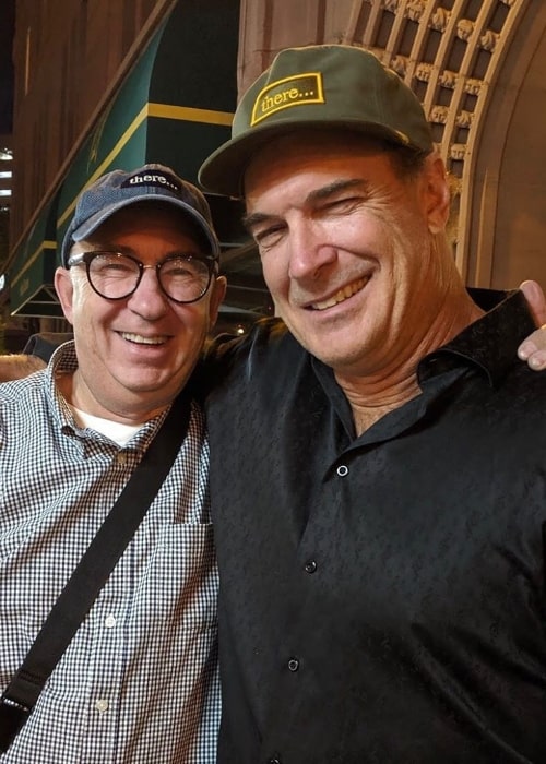 Patrick Warburton (højre) poserer til et billede sammen med Barry Sonnenfeld i september 2019