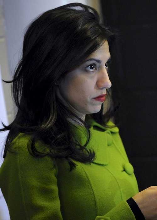Huma Abedin, mens hun tjekkede beskeder på sin telefon