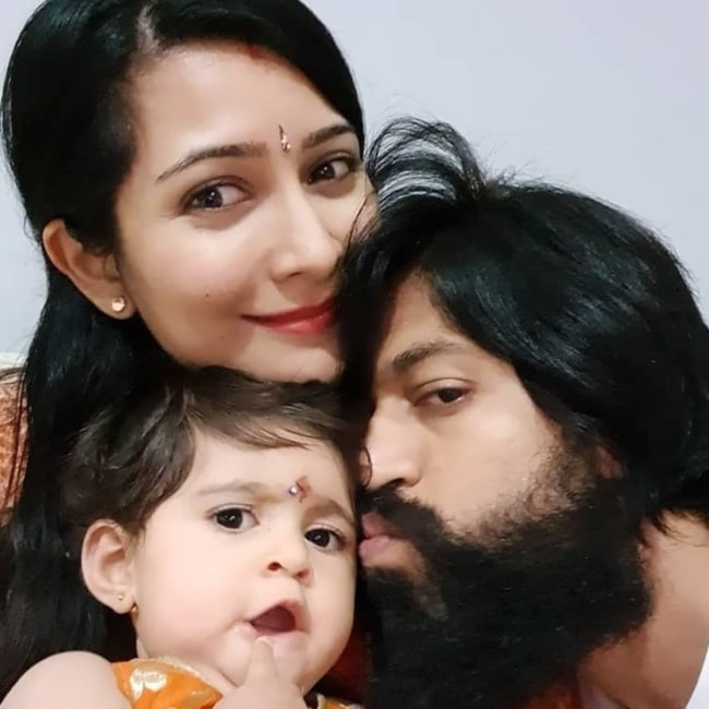Yash med sin kone og datter i september 2019
