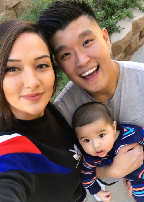 Geovanna Antoinette ottaa selfiet aviomiehensä Bart Kwanin ja poikansa Taika Kwanin kanssa