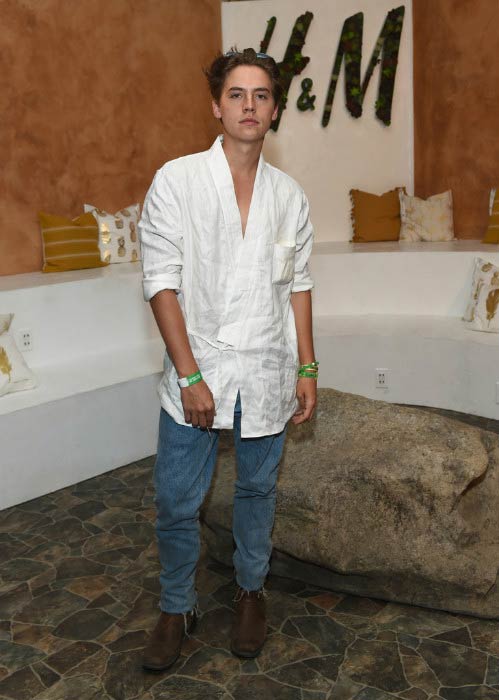 Cole Sprouse στο Φεστιβάλ Μουσικής & Τεχνών Coachella Valley τον Απρίλιο του 2017
