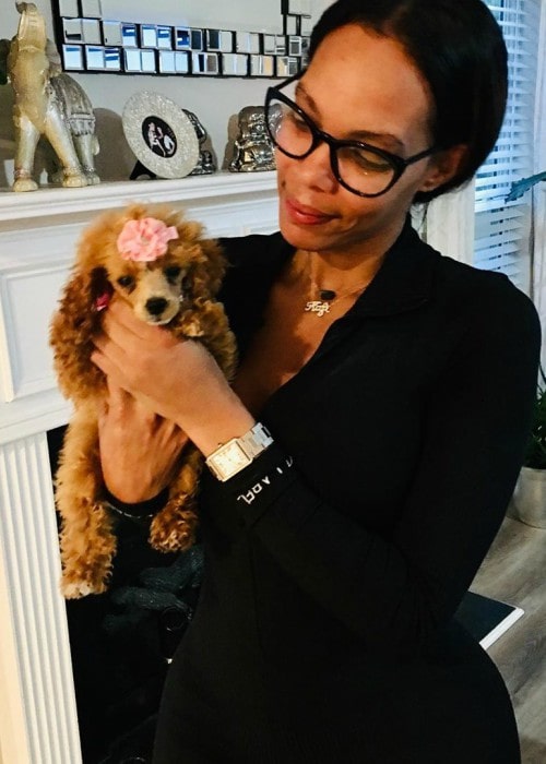 Η Τζίτζι Μαγκουάιρ με τον σκύλο της όπως φαίνεται τον Απρίλιο του 2020