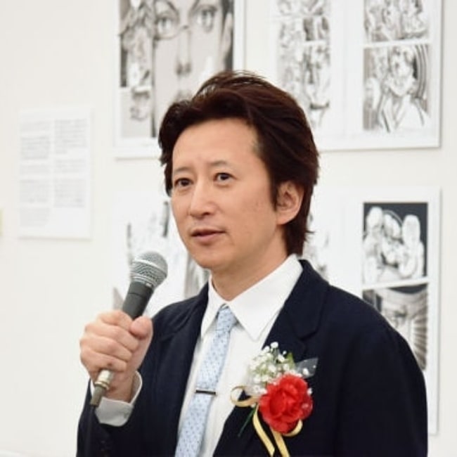 Hirohiko Araki set på et fotografi, der blev taget i 2013 på Japan Media Arts Festival