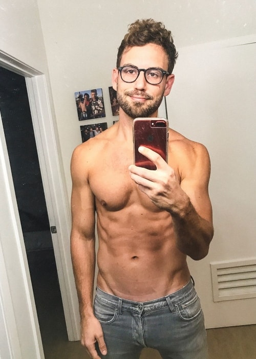Ο Nick Viall όπως φαίνεται ενώ έβγαζε μια selfie καθρέφτη χωρίς πουκάμισο τον Μάρτιο του 2019