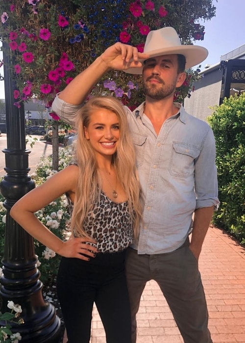 Nick Viall nähdään poseeraamassa kuvan kanssa Demi Burnettin kanssa syyskuussa 2019