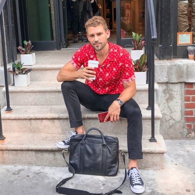 Nick Viall nähdään poseeraamassa kameralle New Yorkissa, New Yorkissa, Yhdysvalloissa heinäkuussa 2019