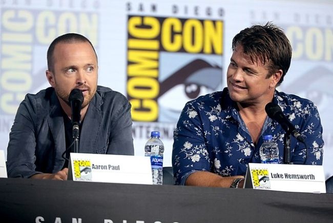 Luke (til højre) set med Aaron Paul på San Diego Comic-Con for Westworld i 2019