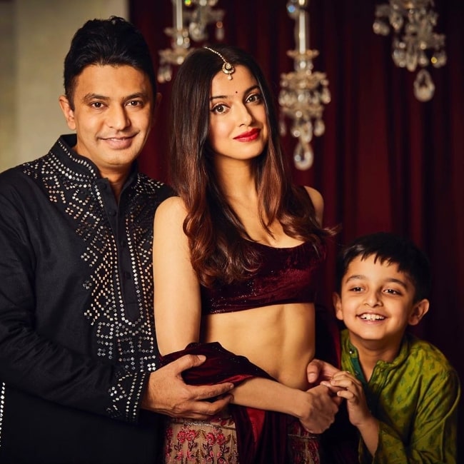 Η Divya Khosla Kumar σε μια φωτογραφία diwali με την οικογένειά της τον Οκτώβριο του 2019