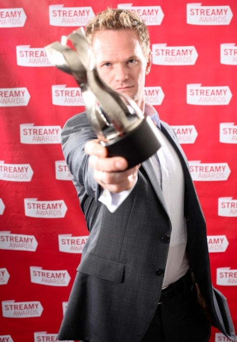 Ο Neil Patrick Harris ποζάρει με ένα τρόπαιο στο 1st Streamy Award τον Μάρτιο του 2009