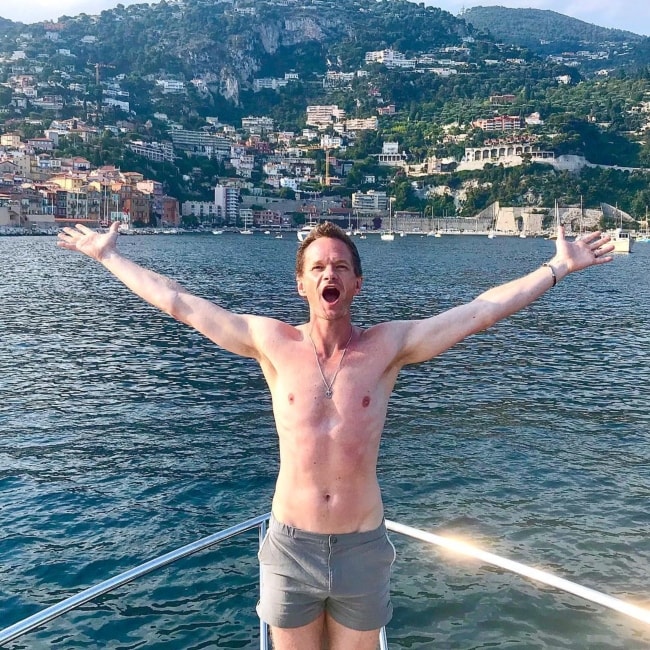 Ο Neil Patrick Harris ποζάρει κατά τη διάρκεια διακοπών τον Ιούλιο του 2018