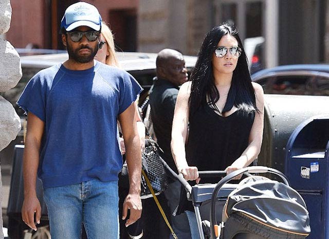 Donald Glover og kæresten Rebecca med deres baby ude at gå en tur i New York City i maj 2016