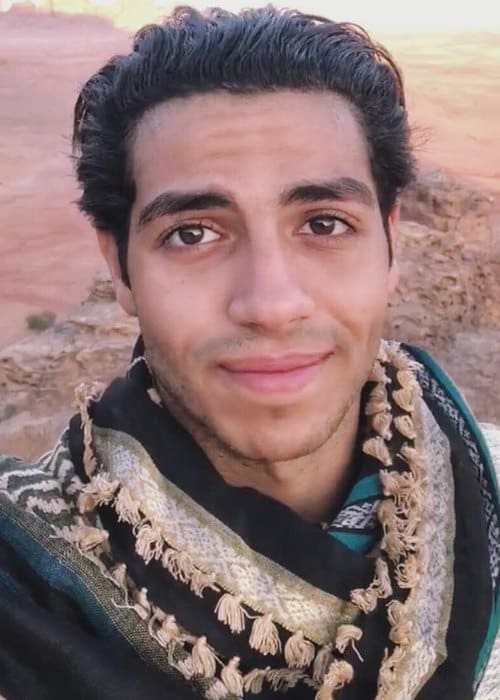 Mena Massoud i en Instagram -selfie set i november 2018