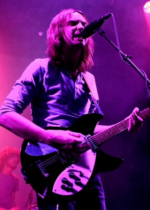 Kevin Parker nähdään esiintymässä kuvassa Tame Impala -konsertin aikana tammikuussa 2013