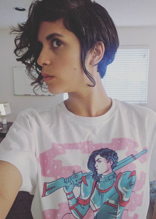 Ashly Burch i en selfie i august 2016 iført en T-shirt med et billede, der ligner hende, trykt over det
