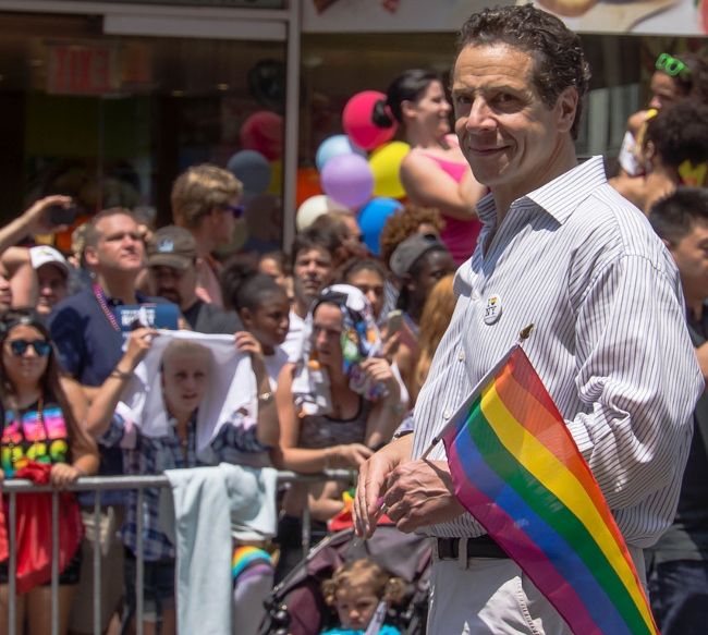 Andrew Cuomo nähdään New Yorkin Gay Pride -tapahtumassa vuonna 2013