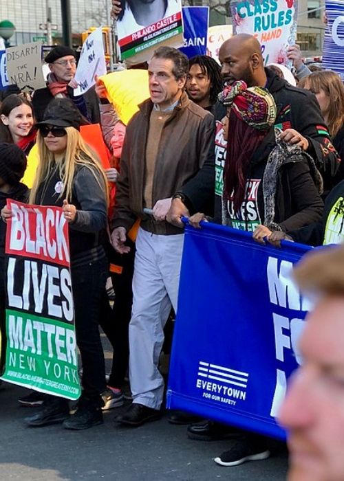 Ο Andrew Cuomo όπως φαίνεται στο συλλαλητήριο March For Our Lives το 2018