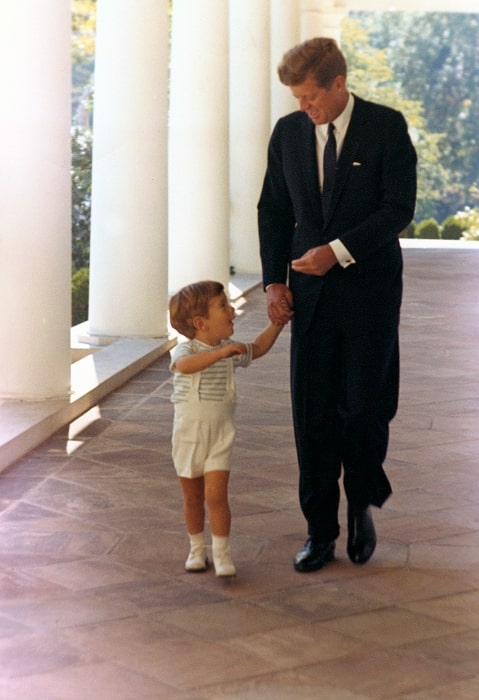 John F. Kennedy Jr. med sin far John F. Kennedy i Det Hvide Hus i 1963