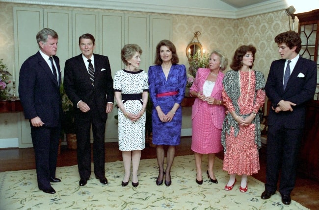 Fra venstre - Ted Kennedy, Ronald Reagan, Nancy Reagan, Jacqueline Kennedy Onassis, Ethel Kennedy, Caroline Kennedy og John F. Kennedy Jr. ved en reception for The John F. Kennedy Library Foundation i 1985