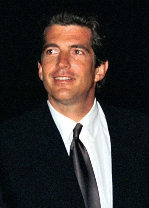 Ο Τζον Φ. Κένεντι νεώτερος στην πρεμιέρα του HBO και του Imagine Entertainment που πραγματοποιήθηκε στο Κένεντι το 1998