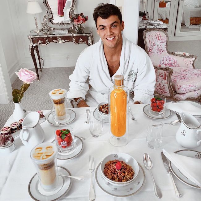 Grayson Dolan spiste morgenmad på hotel i Paris, Frankrig i 2019