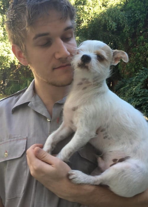 Bo Burnham med sin hund set i oktober 2016