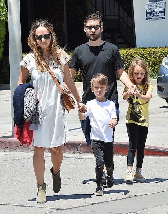 Tobey Maguire vaimonsa Jennifer Meyerin kanssa ja lapset Otis (edessä) ja Ruby (takana)