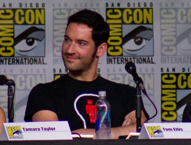Tom Ellis set, mens han deltog i San Diego Comic-Con 2016 i San Diego, Californien, USA