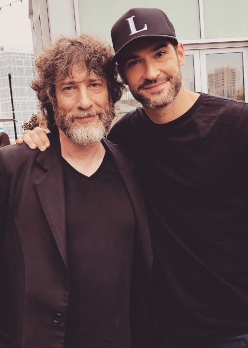 Tom Ellis (højre) som set, mens han poserede til et billede med forfatteren Neil Gaiman ved San Diego Comic-Con i San Diego, Californien i juli 2018