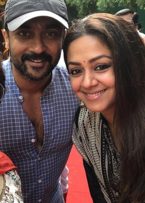 Jyothika näkyy kuvassa, joka on otettu hänen miehensä näyttelijä Suriyan kanssa Chennaissa, Intiassa marraskuussa 2019