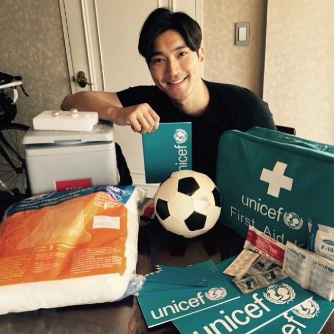 Η Τσόι Σι κέρδισε να ποζάρει με τα δώρα εμπνευσμένα από τη UNICEF τον Απρίλιο του 2015