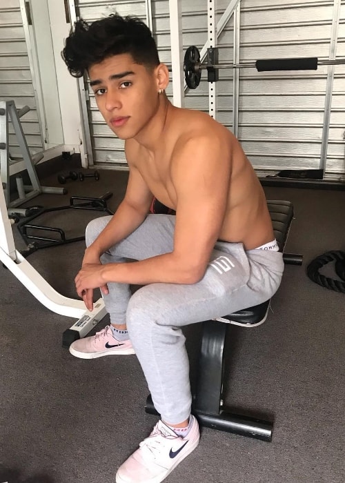 Ο Andrew Davila όπως φαίνεται ενώ ποζάρει χωρίς πουκάμισο στο γυμναστήριο τον Φεβρουάριο του 2019