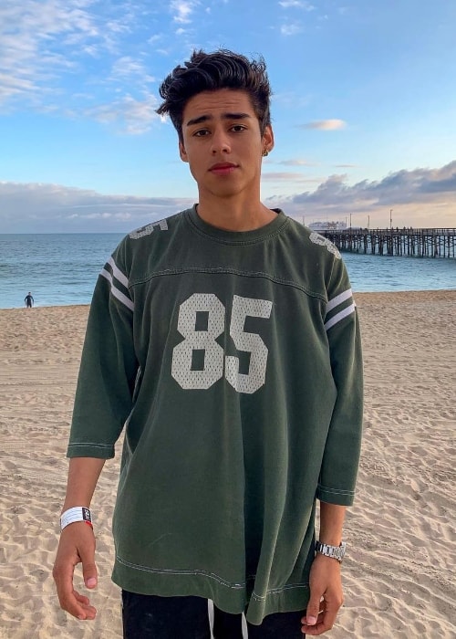 Andrew Davila set, mens han poserede for kameraet under sin tid på stranden i maj 2019