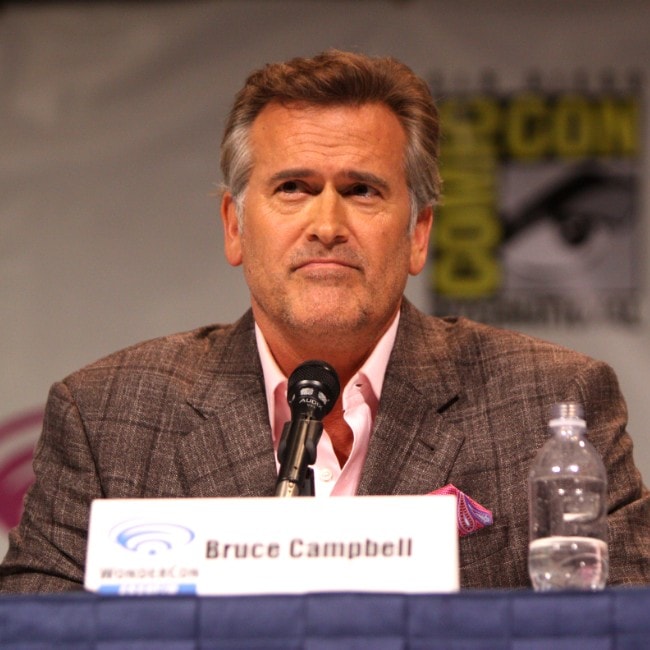 Ο Bruce Campbell όπως φαίνεται τον Μάρτιο του 2013 να παρευρίσκεται στο WonderCon στο Συνεδριακό Κέντρο Anaheim, Anaheim, Καλιφόρνια