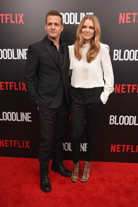 Gabriel Macht og Jacinda Barrett ved Bloodline-premieren i marts 2015
