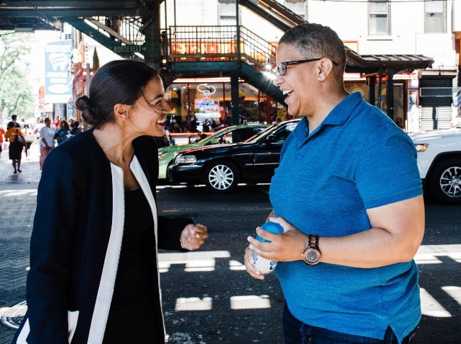 Alexandria Ocasio-Cortez (vasemmalla) nähdään keskustellessaan Kerri Evelyn Harrisin kanssa syyskuussa 2018