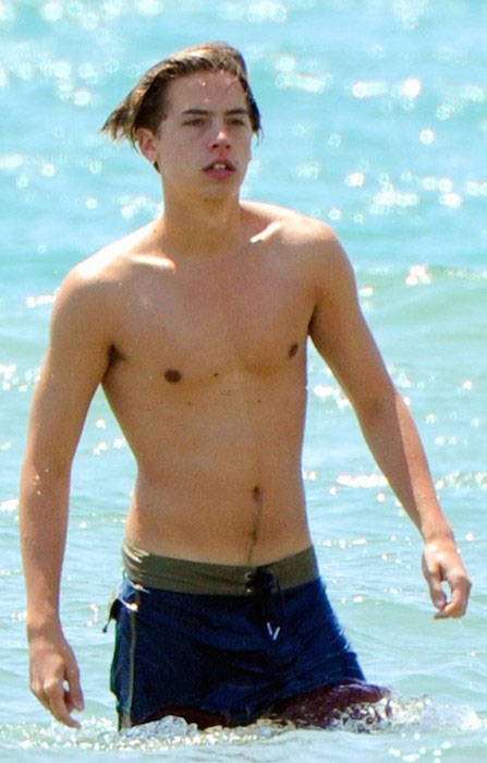 Dylan Sprouse uden skjorter på en italiensk strand.