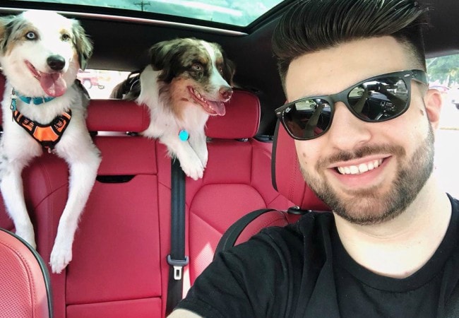 SypherPK i en selfie med sine hunde set i juli 2019