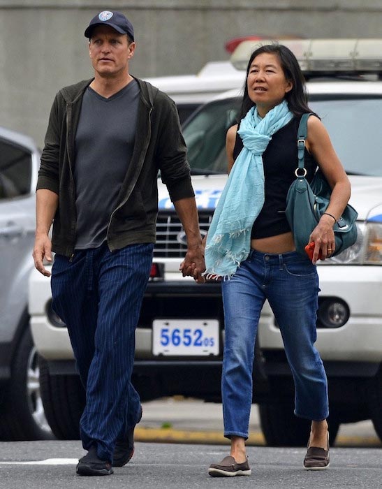 Woody Harrelson går hånd i hånd med konen Laura Louie i New York City den 22. maj 2013