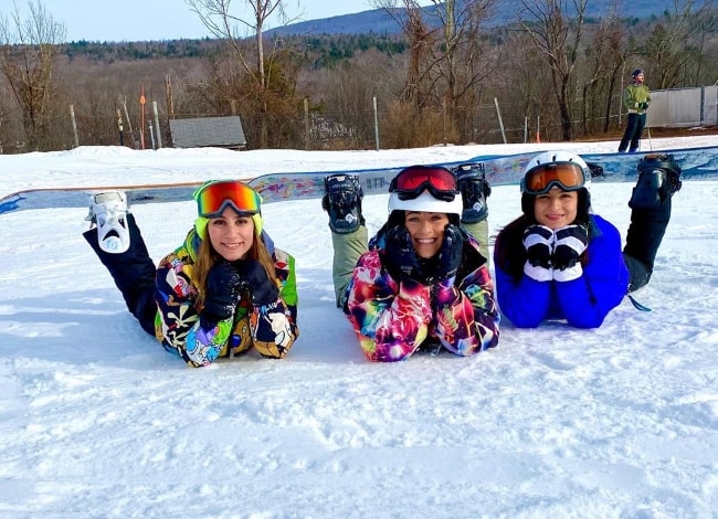 Fra venstre til højre - Amanda Isabel, Brittany Hertz og Miranda Dell’Olio set, mens de poserede til et billede på Hunter Mountain i Greene County, New York i december 2019